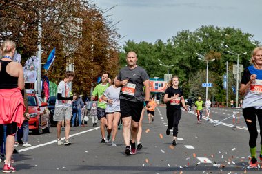 15 Eylül 2019 Minsk Belarus Bir maraton maratonu katılımcıları bir şehir yolundaki bitiş çizgisine koştu