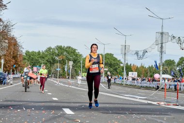 15 Eylül 2019 Minsk Belarus Bir kadın şehir yolundaki maratonun bitiş çizgisine koşuyor