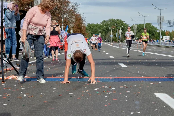 2019 민스크 벨라루스 참가자들 아스팔트 도로의 마라톤 결승선을 — 스톡 사진