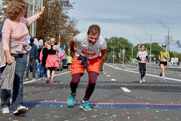 Září 2019 Minsk Bělorusko Unavený Sportovec Překračuje Cílovou Čáru Maratonu — Stock fotografie