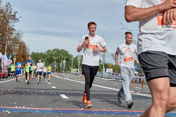 2019年9月15日白俄罗斯明斯克两名年轻运动员跨过马拉松终点线 — 图库照片