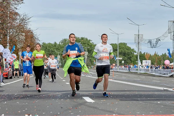 2019年9月15日 白俄罗斯明斯克 一场马拉松比赛 参赛者在城市公路上跑到马拉松的终点 — 图库照片