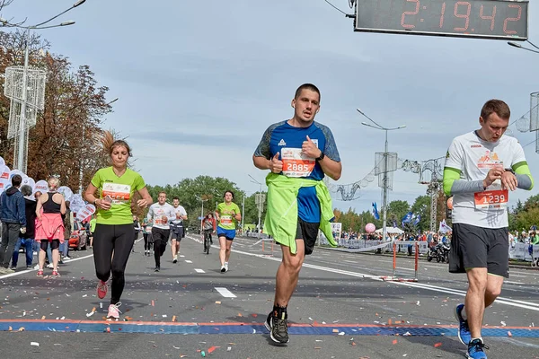 Eylül 2019 Minsk Belarus Yarışmacıları Bir Şehir Yolundaki Maratonun Bitiş — Stok fotoğraf