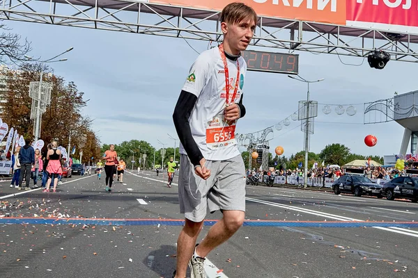 Eylül 2019 Minsk Belarus Maratonun Bitiminden Sonra Koşan Genç Bir — Stok fotoğraf
