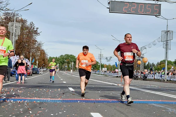 Setembro 2019 Minsk Belarus Participantes Cruzam Linha Chegada Maratona Uma — Fotografia de Stock