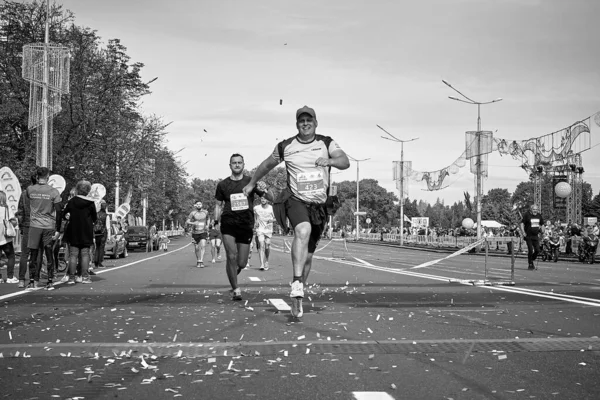 2019年9月15日 白俄罗斯明斯克在一条城市的公路上 一名快乐的运动员在跑向马拉松终点 — 图库照片