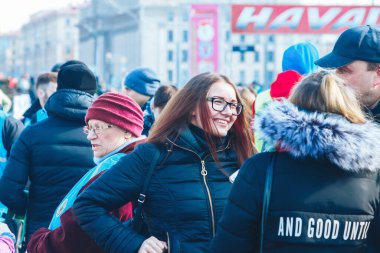 8 Mart 2019 Minsk Belarus mum alevi, koronavirüse karşı direnişin sembolü olarak koruyucu maskeye dokunur.