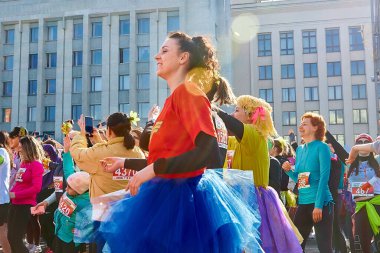 8 Mart 2019 Minsk Belarus Kadın Yarışı 8 Mart 'ta bir sokak konserinde dans eden karnaval bayramı kostümlü güzel kızlardan oluşan bir kalabalık.