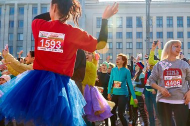 8 Mart 2019 Minsk Belarus Kadınlar Günü Yarışı 8 Mart 'ta, festival kostümlü güzel mutlu kadınlar ve kızlar ellerini kaldırarak bir sokak konserinde kutlama yapıyorlar.