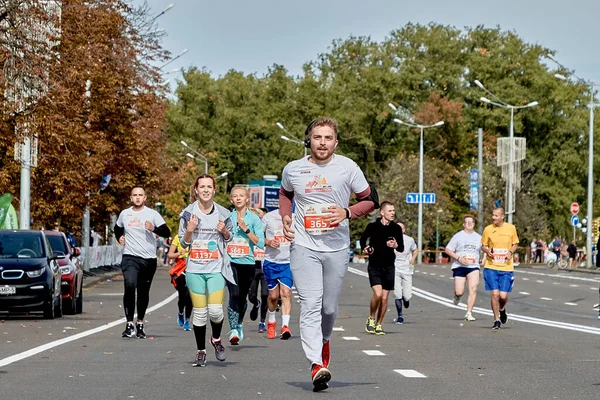 Eylül 2019 Minsk Belarus Bir Şehir Yolunda Atletlerin Bitiş Çizgisine — Stok fotoğraf