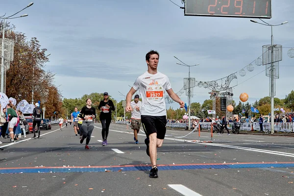 September 2019 Minsk Vitryssland Ett Maratonlopp Där Aktiv Deltagare Korsar — Stockfoto