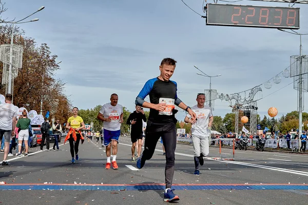 2019年9月15日 白俄罗斯明斯克一名积极的运动员跨过马拉松终点 — 图库照片