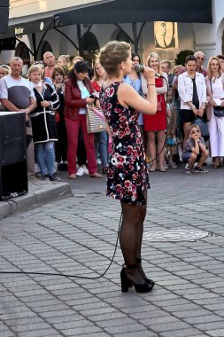 25 Mayıs 2019 Minsk Belarus Sokağı Konseri 'nde genç bir kadın mikrofonla şarkı söylüyor.