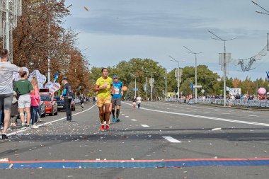 15 Eylül 2019 Minsk Belarus Bir erkek ve bir kadının şehir yolundaki bitiş çizgisine koştuğu bir maraton