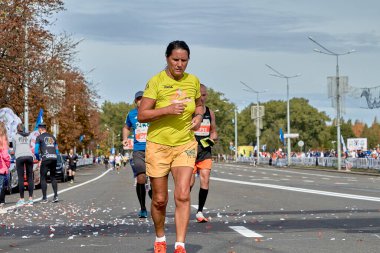15 Eylül 2019 'da Minsk Belarus maratonun bitiş çizgisine koşan genç bir kadının yakınına yaklaşma.
