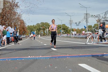 15 Eylül 2019 Minsk Belarus Bir kadının şehir yolundaki bitiş çizgisine koştuğu bir maraton