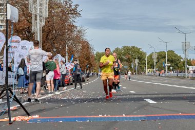 15 Eylül 2019 Minsk Belarus Yarışmacıları bir şehir yolundaki maratonun bitimine koşuyorlar.