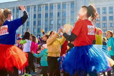 8 Mart 2019 Minsk Belarus Kadın Yarışı 8 Mart 'ta bir sokak konserinde dans eden karnaval bayramı kostümlü bir grup güzel kız. Kızlar telefonda birbirlerini vuruyorlar..