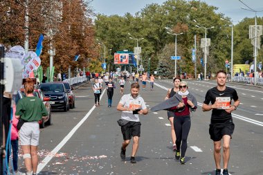 15 Eylül 2019 Minsk Belarus Bir şehir yolunda atletlerin bitiş çizgisine koştuğu bir maraton