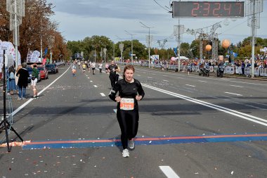 15 Eylül 2019 Minsk Belarus. Aktif bir kadın, şehir yolunda bir maratonun bitiş çizgisini geçiyor.