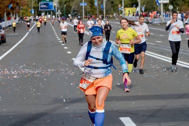 15 Eylül 2019, Minsk Belarus. Şehir yolunda maraton koşan aktif ve mutlu bir kadının yakın çekimi.