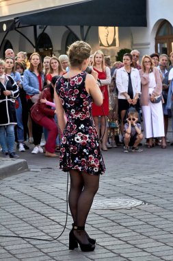 25 Mayıs 2019 Minsk Belarus. Mikrofonlu genç bir kadının şarkı söylediği sokak konseri.