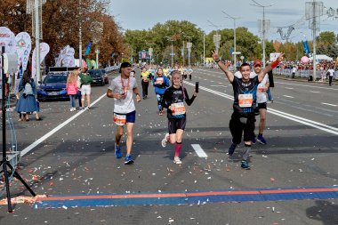15 Eylül 2019 Minsk Belarus Minsk, mutlu atletlerin ellerini kaldırarak bitiş çizgisine koştuğu yarı maratona ev sahipliği yapıyor.