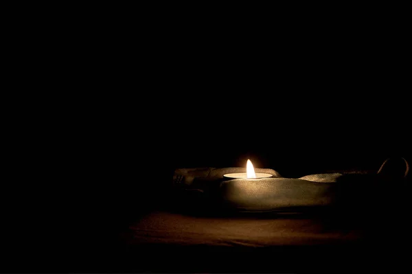 Зажжена свеча в память о жертвах . — стоковое фото