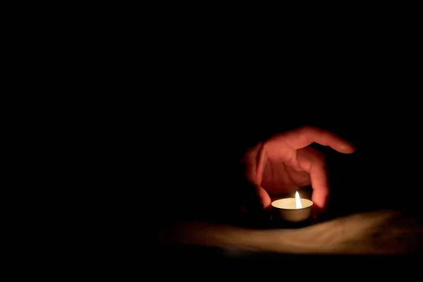 为纪念遇难者点燃了一支蜡烛. — 图库照片