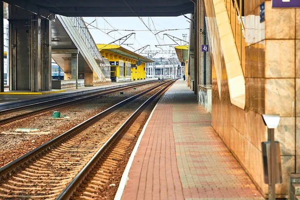Estación de tren de la ciudad, vías férreas con delantal — Foto de Stock