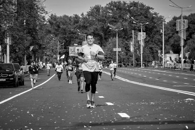 15 Eylül 2019 Minsk Belarus siyah-beyaz bir görüntüde, Minsk bir atletin şehir yolunda koştuğu bir yarı maratona ev sahipliği yapıyor.