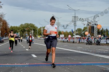 15 Eylül 2019, Minsk Belarus. Genç bir kadın maratonun bitiş çizgisini geçiyor.