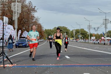 15 Eylül 2019 Minsk Belarus Minsk, katılımcıların bitiş çizgisine koştuğu yarı maratona ev sahipliği yapıyor.