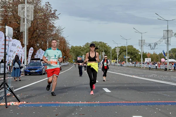 15 Eylül 2019 Minsk Belarus Minsk, katılımcıların bitiş çizgisine koştuğu yarı maratona ev sahipliği yapıyor.