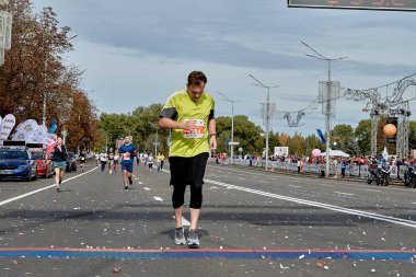 15 Eylül 2019 Minsk Belarus Etkin bir katılımcının bitiş çizgisini geçtiği bir maraton yarışı