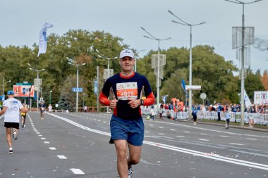 15 Eylül 2019 Minsk Belarus Bir atletin bitiş çizgisine koştuğu bir maraton yarışı