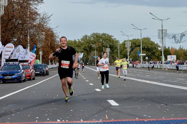 15 Eylül 2019 Minsk Belarus Minsk, elinde telefon olan mutlu bir sporcunun finiş çizgisine koştuğu yarı maratona ev sahipliği yapıyor.