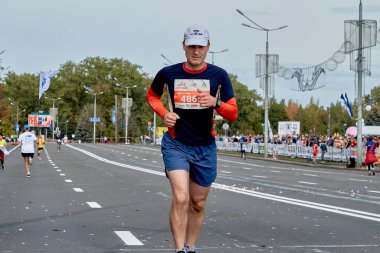 15 Eylül 2019 Minsk Belarus Bir atlet yakın çekimde finiş çizgisine koşar