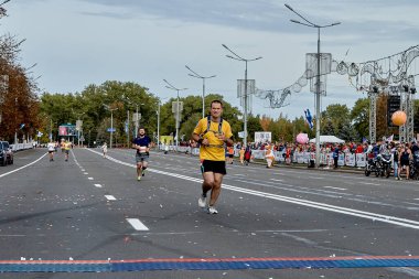 15 Eylül 2019 Minsk Belarus Etkin bir katılımcının bitiş çizgisine koştuğu bir maraton yarışı