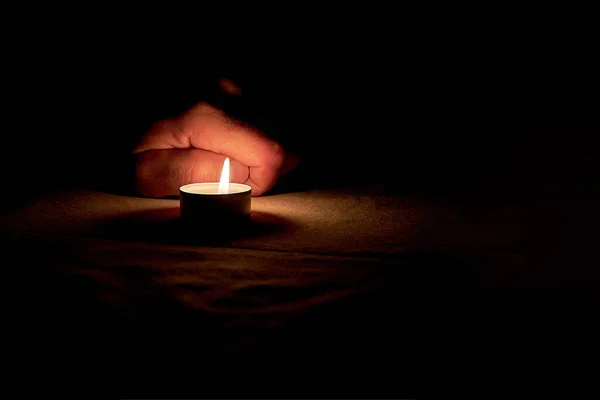 Puño Humano Junto Una Vela Encendida — Foto de Stock