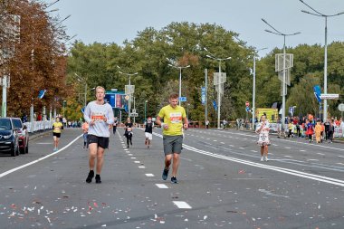 15 Eylül 2019 Minsk Belarus Minsk, iki katılımcının şehir yolundaki bitiş çizgisine koştuğu yarı maratona ev sahipliği yapıyor.