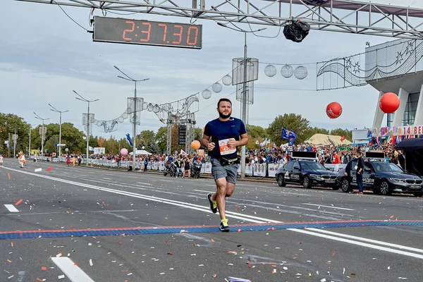 Setembro 2019 Minsk Belarus Participante Ativo Cruza Linha Chegada Maratona — Fotografia de Stock