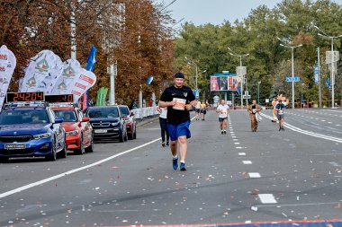 15 Eylül 2019 Minsk Belarus Minsk, aktif bir insanın şehir yolunda koştuğu bir maratona ev sahipliği yapıyor.