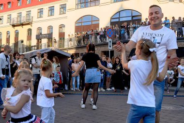1 Haziran 2019 Minsk Belarus Babası ve mutlu kızı bir sokak konserinde dans ediyorlar.