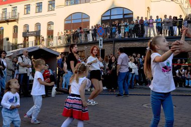 1 Haziran 2019, Minsk Belarus. Küçük kızlar ve genç kızlar kalabalığın önünde dans ediyor.
