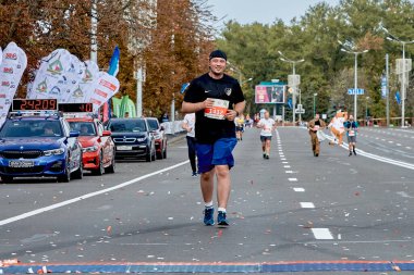 15 Eylül 2019 Minsk Belarus mutlu bir katılımcının şehir yolundaki bitiş çizgisine koştuğu bir maraton.