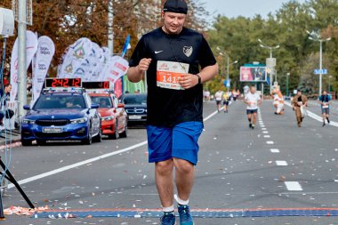 15 Eylül 2019 Minsk Belarus Minsk, mutlu bir katılımcının bitiş çizgisini geçtiği yarı maratona ev sahipliği yapıyor.
