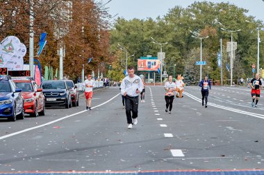 15 Eylül 2019 Minsk Belarus Bir maraton koşusu katılımcıları bir şehir yolu boyunca koştu