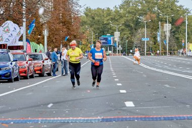 15 Eylül 2019 'da Minsk Belarus' ta iki yaşlı kadının bir şehir yolu boyunca koştuğu Minsk 'te yarı maraton düzenleniyor.