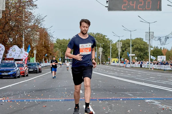 2019 민스크 벨라루스 마라톤 대회에서 선수가 도시의 도로에서 결승선을 넘었습니다 — 스톡 사진
